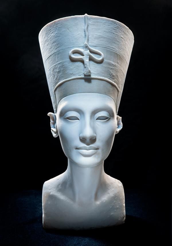 artists-secretly-3d-scan-bust-of-egyptian-queen-nefertiti-and-release-3d-print-files-online-03.jpg